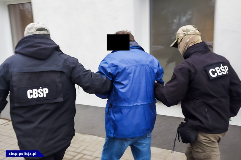Funkcjonariusze z CBŚP zatrzymali 13 osób, które zajmowały się nielegalnym handlem bronią w dziewięciu województwach /cbsp.policja.pl /