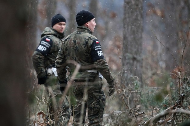 Funkcjonariusze Żandarmerii Wojskowej w okolicy miejsca katastrofy myśliwca MiG-29 koło Kałuszyna /Leszek Szymański /PAP