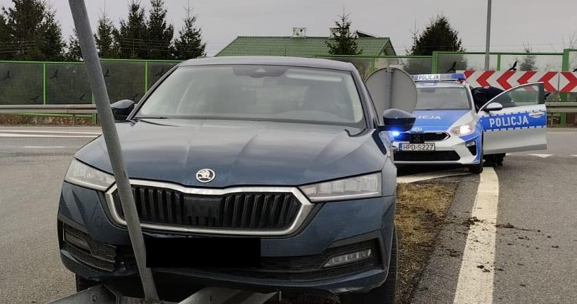 Funkcjonariusze zatrzymali mężczyznę i przewieźli go do policyjnego aresztu. /Policja