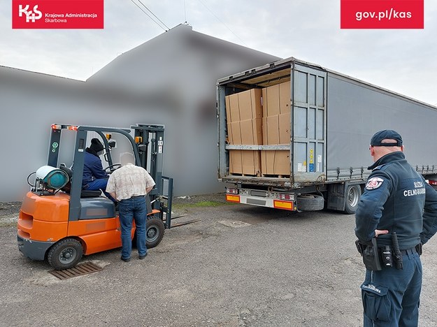 Funkcjonariusze ze Śląskiego Urzędu Celno-Skarbowego (ŚUCS) przechwycili ponad 16 ton suszu tytoniowego bez polskich znaków akcyzy. /Izba Administracji Skarbowej w Katowicach /