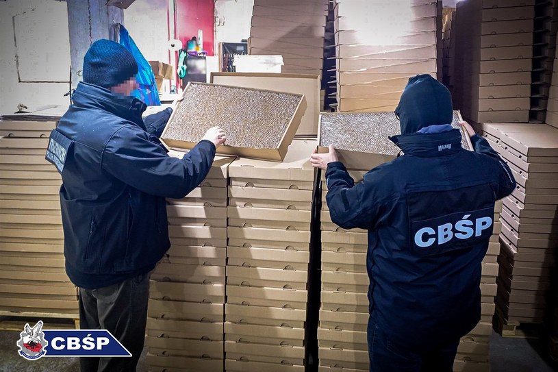 Funkcjonariusze zlikwidowali nielegalną fabrykę papierosów /cbsp.policja.pl /Policja