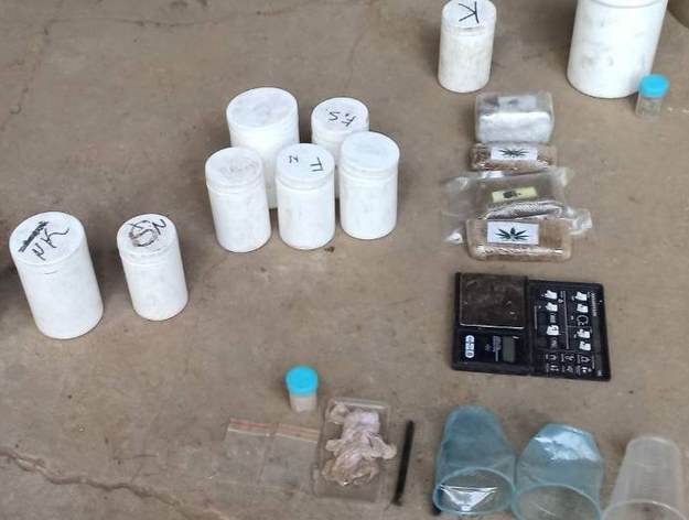 Funkcjonariusze znaleźli łącznie ponad 3 kg narkotyków /Mazowiecka Policja /Materiały prasowe