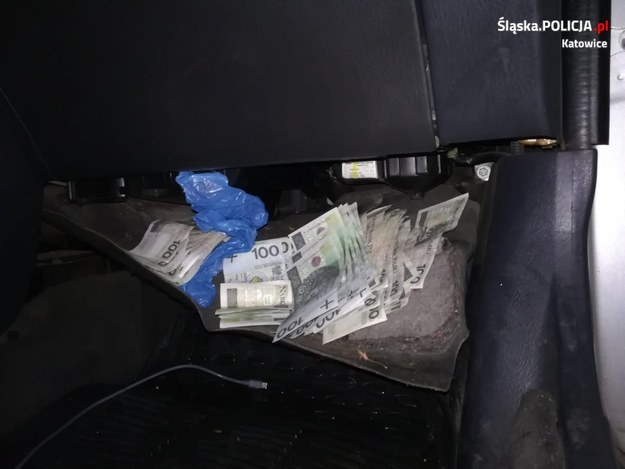Funkcjonariusze znaleźli ponad 150 podrobionych banknotów /Policja