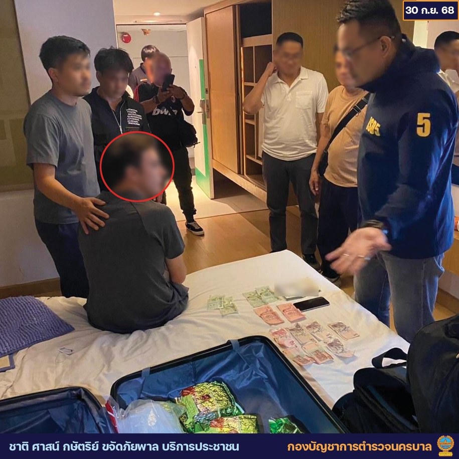 Funkcjonariusze znaleźli w pokoju Brytyjczyka walizkę wypełnioną foliowymi torebkami oznaczonymi jako chińska herbata /Foto: Metropolitan Police Bureau/Facebook /