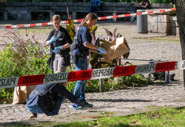 Funkcjonariuszki policji zabezpieczające dowody na miejscu zdarzenia /PETER KNEFFEL /PAP/DPA