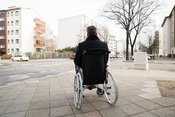 Funkcjonowanie w nieprzystosowanej przestrzeni publicznej bywa dla osób z niepełnosprawnościami prawdziwym wyzwaniem /123RF/PICSEL