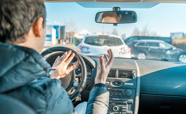 Furiat atakował kierowców. Wyzywał, groził i bił