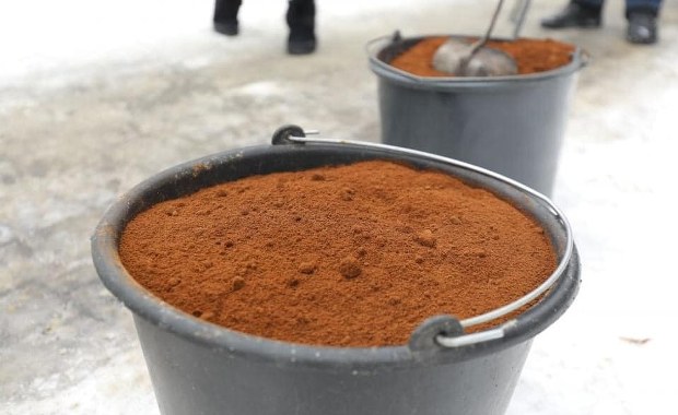 Fusy z kawy na chodnikach: Polskie miasta testują nowy sposób na oblodzenia