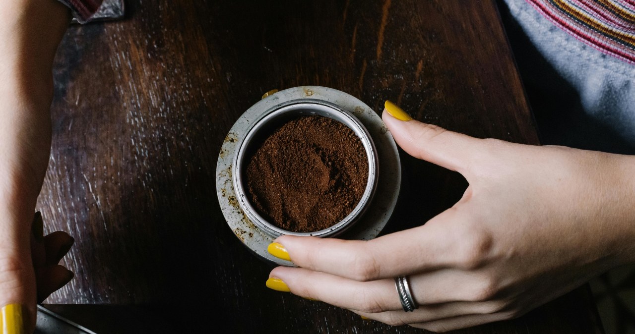 Fusy z kawy wykorzystasz do stworzenia domowego mydła /Meruyert Gonullu /pexels.com