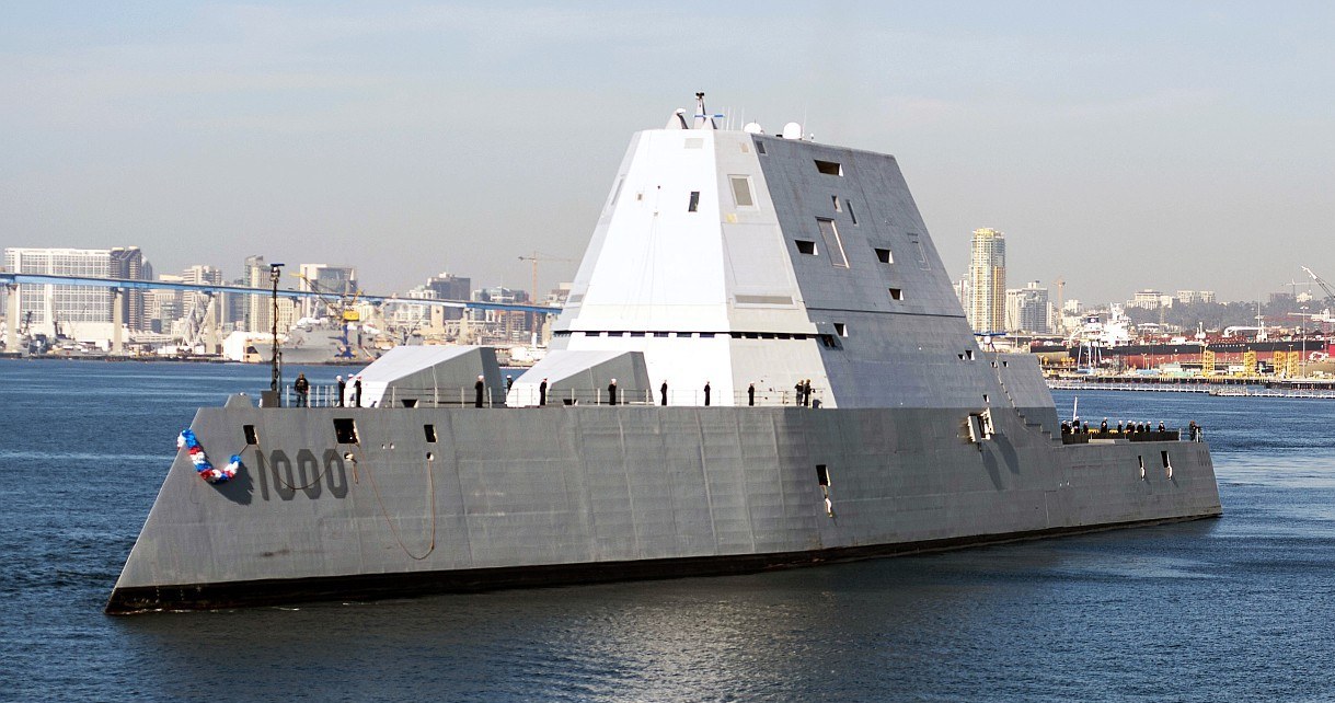 Futurystyczny niszczyciel USS Zumwalt zostaje wyposażony w działa laserowe /Geekweek