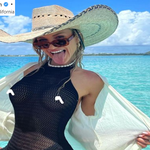 Gabby Epstein kusi w bikini na stacji benzynowej 
