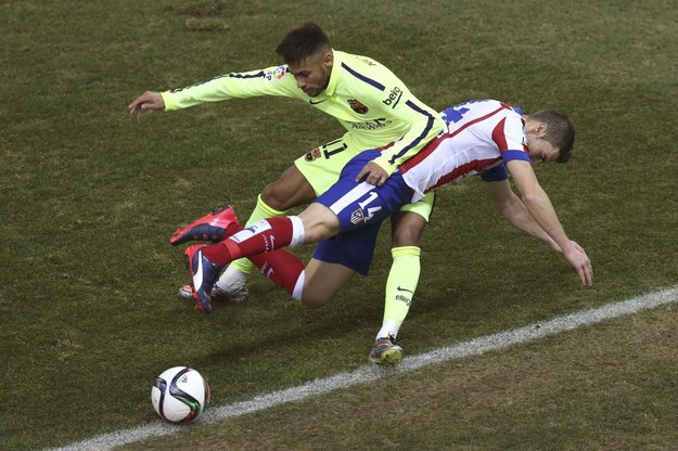Gabi Fernandez z Atletico walczy o piłkę z napastnikiem Barcy Neymarem /Alberto Martin /PAP/EPA