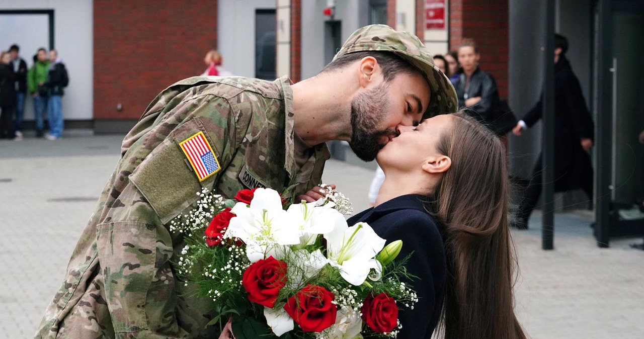 Gabi (Marta Juras) straci glowę dla żołnierza Jacka (Paweł Peterman) /Źródło: AIM