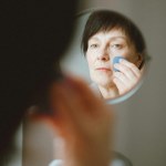 Gąbka, pędzel czy palce - czym nakładać podkład? Tak najlepiej stopisz go ze skórą