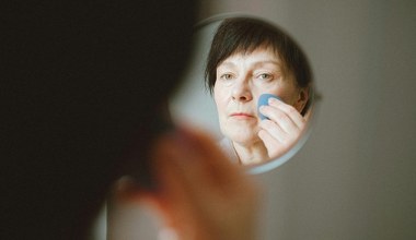 Gąbka, pędzel czy palce - czym nakładać podkład? Tak najlepiej stopisz go ze skórą