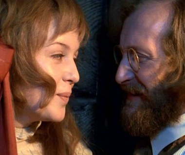 Gabriela Kownacka była jedną z najpopularniejszych aktorek polskiego filmu i teatru. Urodziła się w 1952 r. we Wrocławiu; w 1971 r. dostała się na wydział aktorski Państwowej Wyższej Szkoły Teatralnej w Warszawie, której rektorem był wówczas Tadeusz Łomnicki. Na pierwszym roku zagrała rolę Zosi w filmie "Wesele" Andrzeja Wajdy (na zdjęciu).