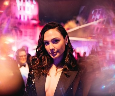 Gal Gadot nie ogranicza się jednak wyłącznie do wcielania się w superbohaterkę. Już na początku swojej kariery odnosiła sukcesy - w 2007 roku zagrała główną rolę w izraelskim serialu dramatycznym "Bubot". W swojej ojczyźnie wystąpiła również w sportowej komedii "Shoshana khaloutz merkazi" (2014).

Z kolei w Hollywood po serii epizodycznych występów ("Nocna randka", "Wybuchowa para") mogliśmy ją oglądać w pełnym gwiazd thrillerze akcji "Psy mafii", gdzie jej ekranową siostrą była sama Kate Winslet.