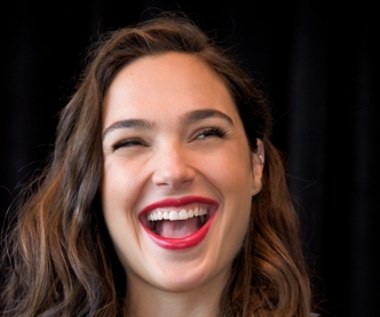 Gal Gadot: Wzburzony brzeg morza