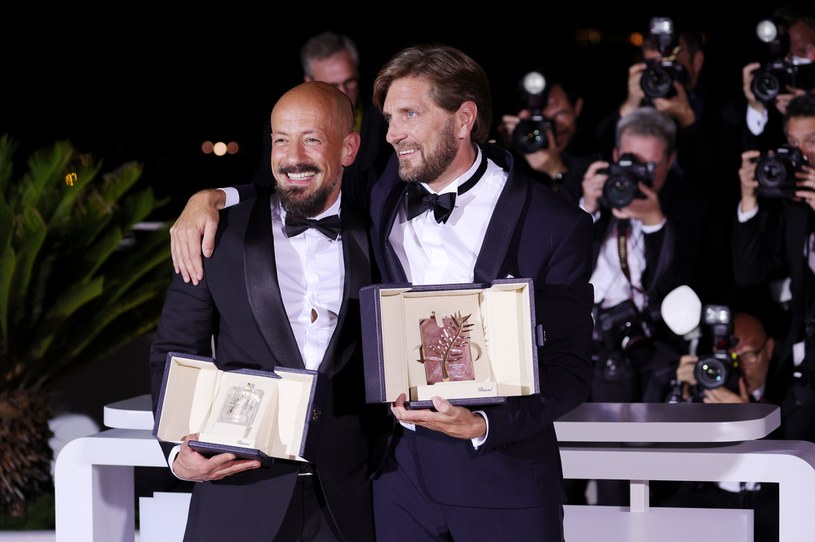 Gala finałowa Cannes 2022, Ruben Oestlund - laureat Złotej Palmy (po prawej) /John Phillips    /Getty Images
