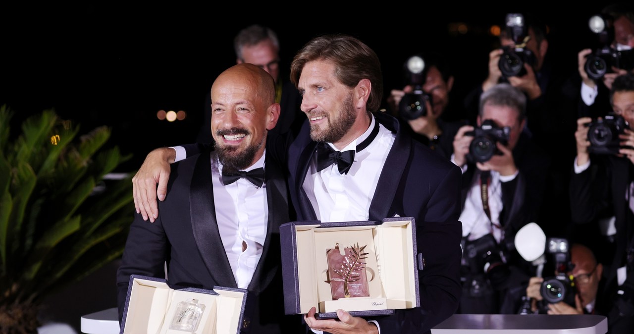 Gala finałowa Cannes 2022, Ruben Oestlund - laureat Złotej Palmy (po prawej) /John Phillips    /Getty Images