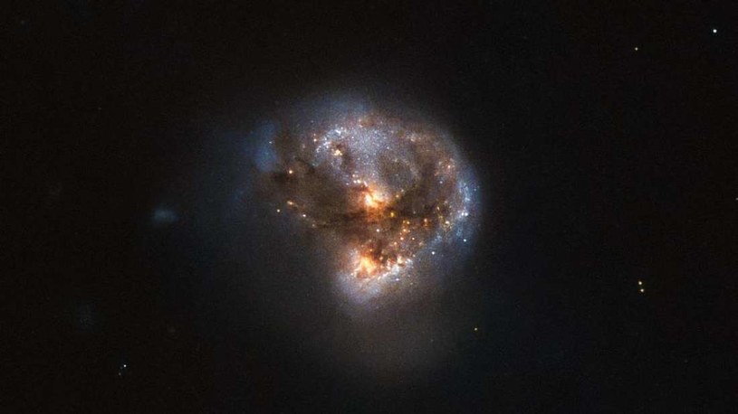 Galaktyka IRAS 16399-0937 emituje mikrofale /NASA