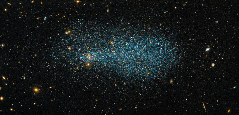 Galaktyka karłowata ESO 540-31 jest oddalona od Ziemi o 11 mln lat świetlnych /NASA
