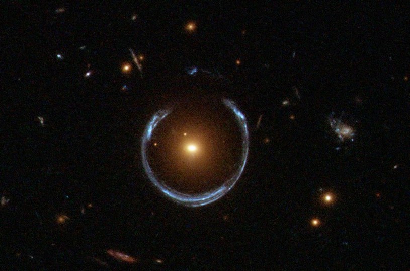 Galaktyka LRG 3-757 zniekształca obraz dalszej galaktyki / foro: wikipedia /domena publiczna