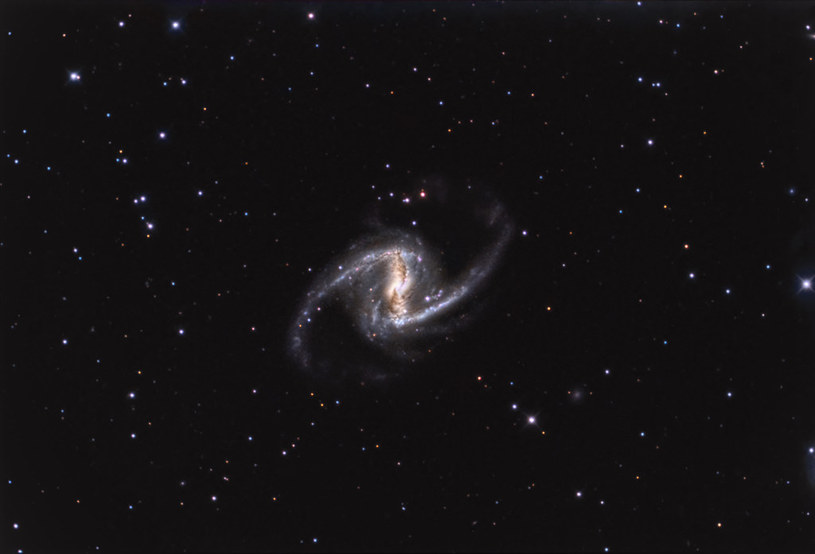 Galaktyka NGC 1365 w Gwiazdozbiorze Pieca /materiały prasowe