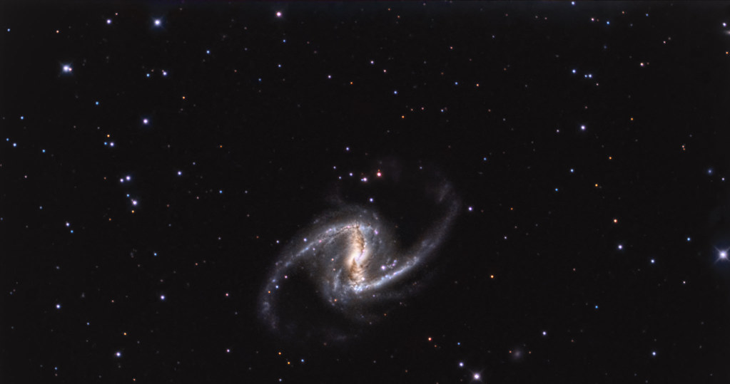 Galaktyka NGC 1365 w Gwiazdozbiorze Pieca /materiały prasowe