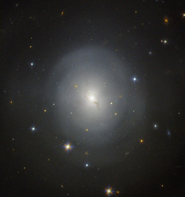 Galaktyka NGC 4993 w obiektywie teleskopu Hubble'a /NASA, ESA  /Materiały prasowe