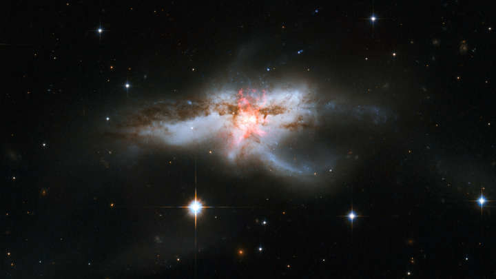 Galaktyka NGC 6240 /NASA
