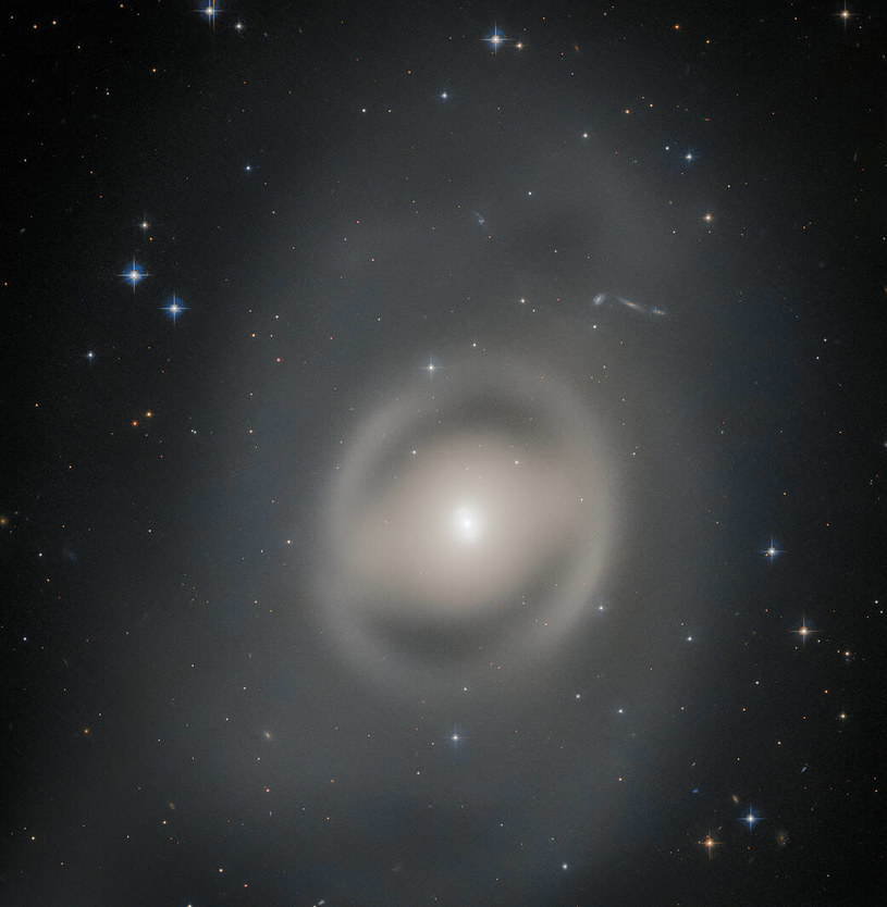 Galaktyka NGC 6684 uchwycona przez Kosmiczny Teleskop Hubble'a /ESA/Hubble & NASA, R. Tully  /materiał zewnętrzny