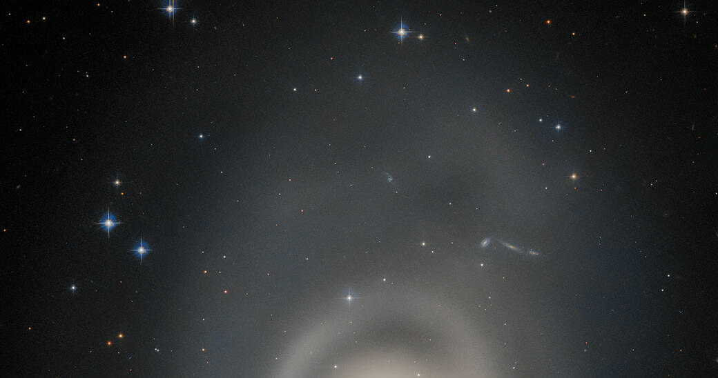 Galaktyka NGC 6684 uchwycona przez Kosmiczny Teleskop Hubble'a /ESA/Hubble & NASA, R. Tully  /materiał zewnętrzny