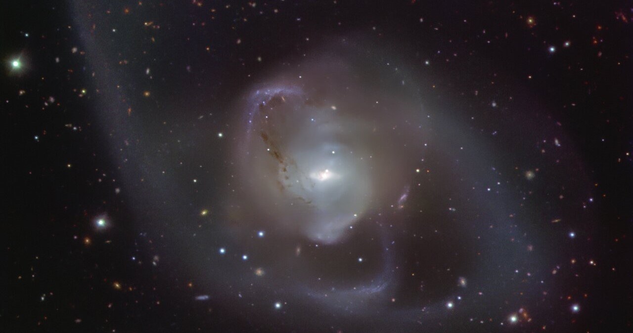 Galaktyka NGC 7727 jest przykładem tego, jak wyglądają takie obiekty po połączeniu. /ESO /materiał zewnętrzny