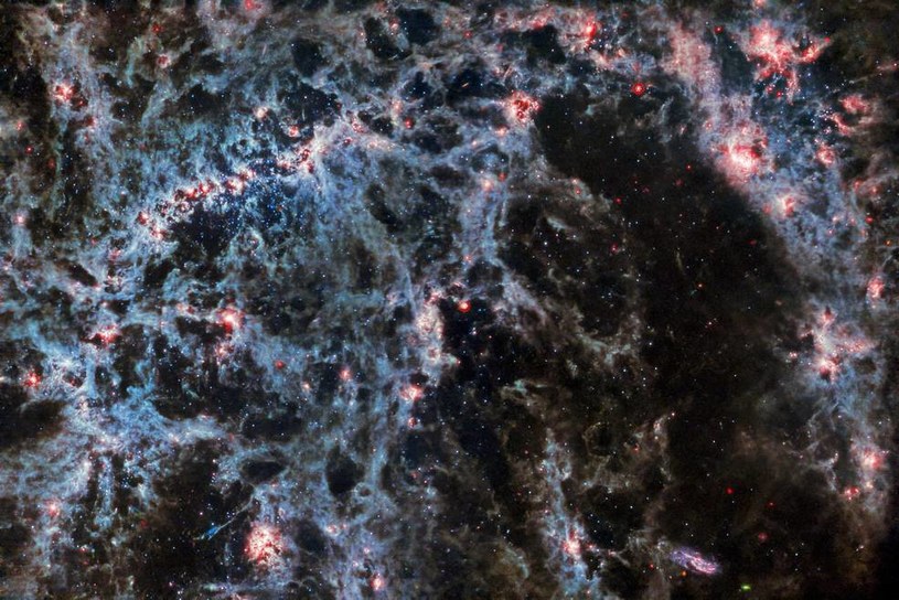 Galaktyka spiralna z poprzeczką NGC 5068, z użyciem wyłącznie instrumentu MIRI Kosmicznego Teleskopu Jamesa Webba /ESA/Webb, NASA i CSA, J. Lee i zespół PHANGS-JWST /NASA