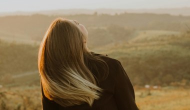 Galaretka nie tylko na ciasto. Wymieszaj z odżywką, nałóż na włosy i efekt tafli gotowy
