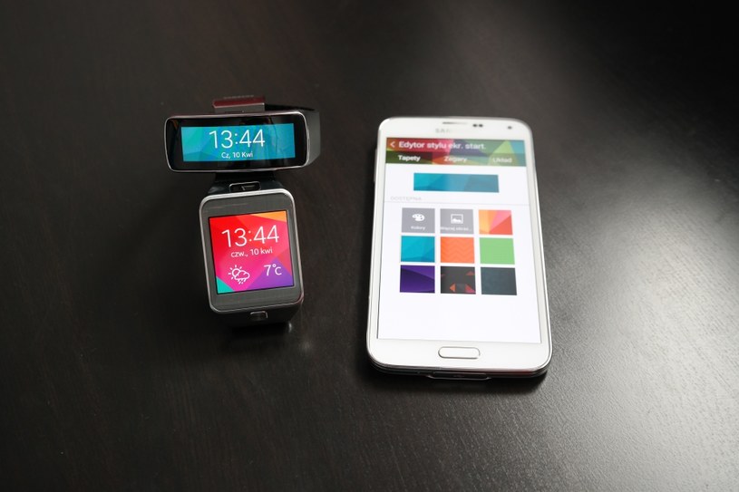 Galaxy S5 współpracuje z dwoma nowymi produktami Samsunga - opaską Gear Fit oraz inteligentnym zegarkiem Gear 2. Testy nowości można znaleźć poniżej /INTERIA.PL