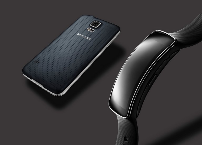 Galaxy S5 współpracuje z opaską smartband Gear Fit /materiały prasowe