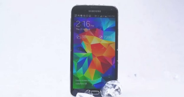 Galaxy S5 zlany zimną wodą /materiały prasowe