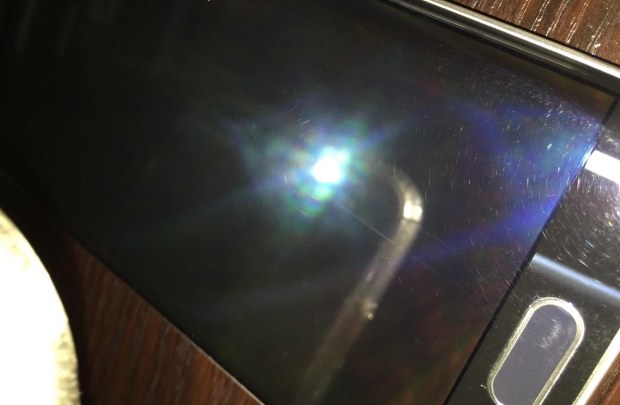 Galaxy S6 Edge z tajemniczymi zadrapaniami. Według Samsunga - "Ślady polerowania w postaci okręgów można zauważyć tylko przy fotografowaniu urządzenia za pomocą aparatu z silną lampą błyskową o jasności 30-krotnie większej niż natężenie światła w otoczeniu".  Fot. XDA-Devs /materiały prasowe