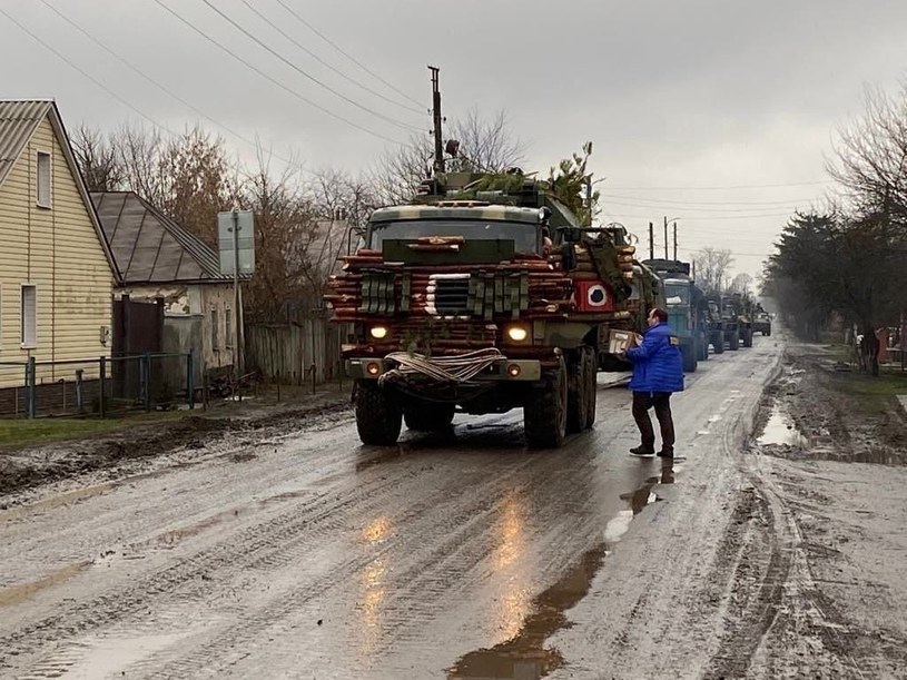 Gałęzie jako prowizoryczna osłona. Eksperci bez litości dla rosyjskich ciężarówek / Foto: Rob Lee /Twitter
