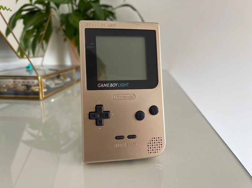 Game Boy Pocket Light. Model z podświetlanym ekranem, który wyszedł tylko na japońskim rynku /materiały prasowe