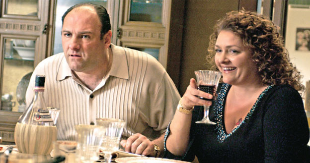 Gandolfini i Aida Turturro w 1992 roku zagrali małżeństwo na Broadwayu. Potem James wciągnął przyjaciółkę do obsady „Rodziny...”. /materiały prasowe