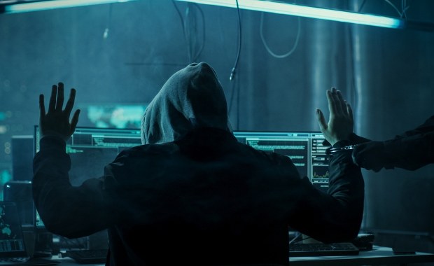 Gang nastolatków-cyberprzestępców. Wyłudzali kody blik, prali pieniądze