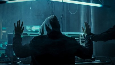 Gang nastolatków-cyberprzestępców. Wyłudzali kody blik, prali pieniądze