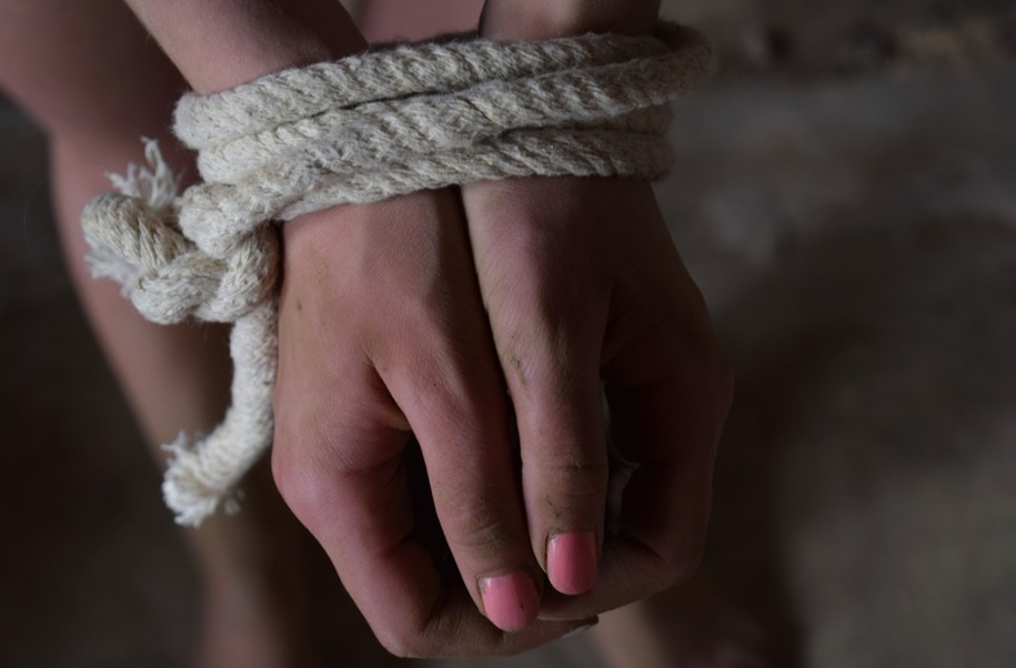Gang założony przez Sheynura H. podstępem werbował kobiety, a potem zmuszał je do świadczenia usług seksualnych (zdjęcie ilustracyjne) /Shutterstock