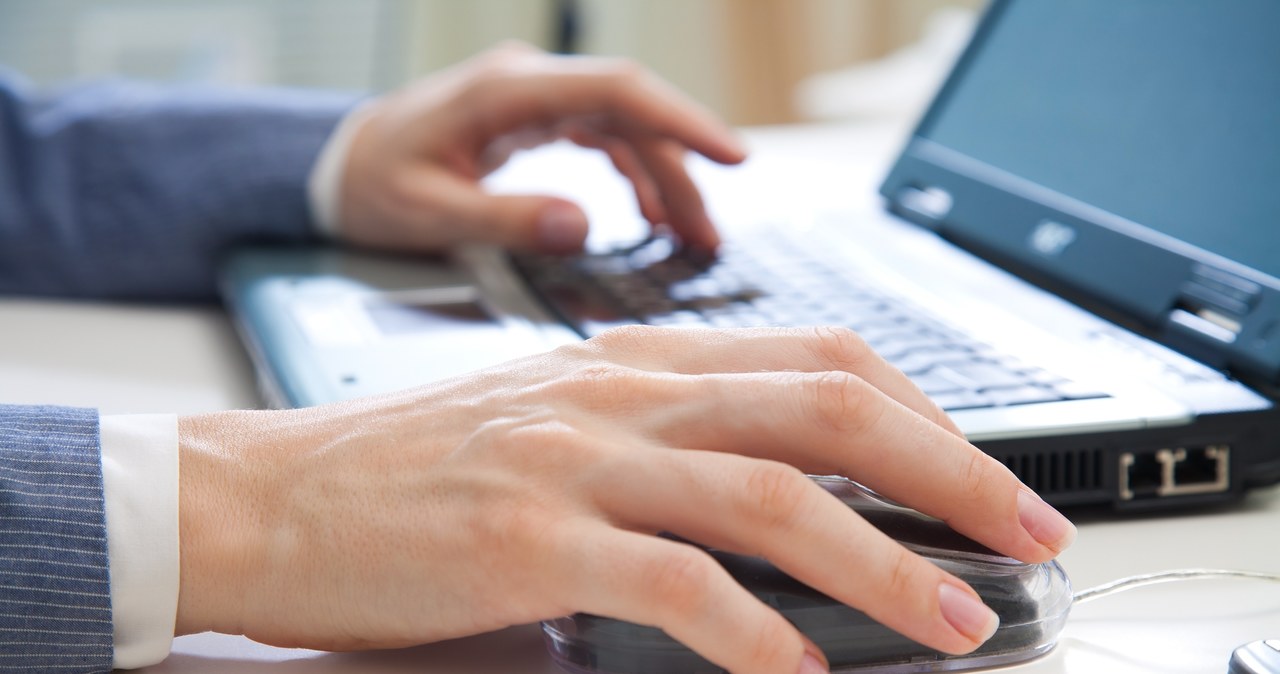 Gangliony częściej zdarzają się u osób wykonujących pracę polegającą na powtarzalnych ruchach rąk i nadgarstków, np. u kasjerów czy informatyków /123RF/PICSEL