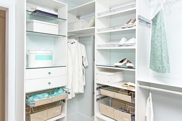 Garderoba nie musi zabrać więcej miejsca niż porozstawiane w sypialni i innych pomieszczeniach szafy /&copy;123RF/PICSEL