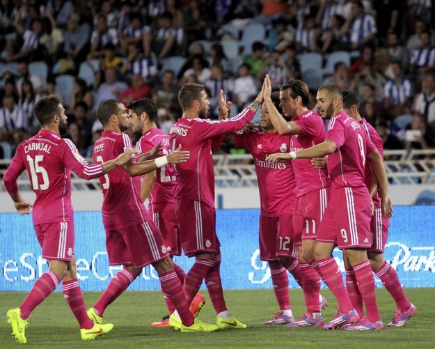 Gareth Bale odbiera gratulacje od kolegów po zdobyciu bramki w meczu z Realem Sociedad /JAVIER ETXEZARRETA /PAP/EPA
