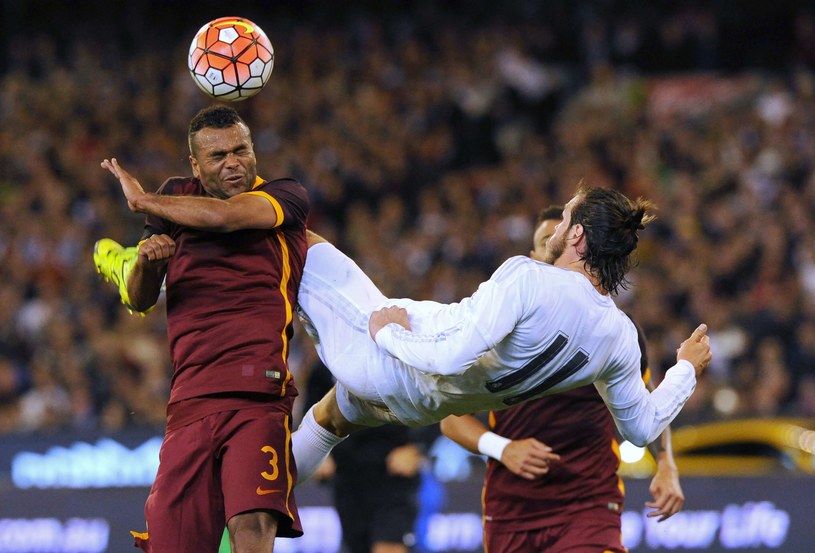 Gareth Bale próbuje strzału przewrotką /AFP